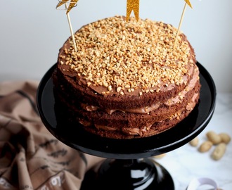 Urodzinowy tort czekoladowo - orzechowy (fistaszkowy).