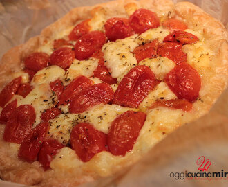 Pizza sfoglia con mozzarella e pomodorini