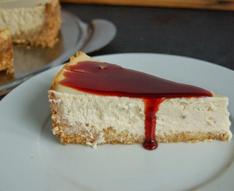 Bánanový cheesecake s vanilkou a datlovým sirupem