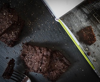Schwarze Bohnen Brownies mit Chia Samen – aus dem Superfood Kochbuch von Julie Montagu