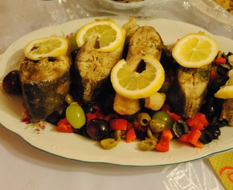 Pieczony karp z winogronami, oliwkami i papryką