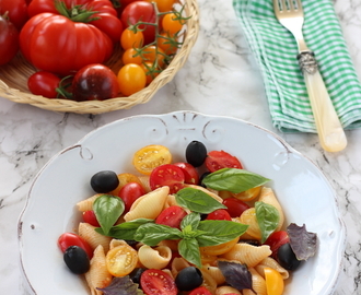 Insalata di pasta pomodori, mozzarella e olive