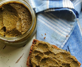 Kruh od heljdinog i bučinog brašna s Pelleovim namazom od motara i avokada