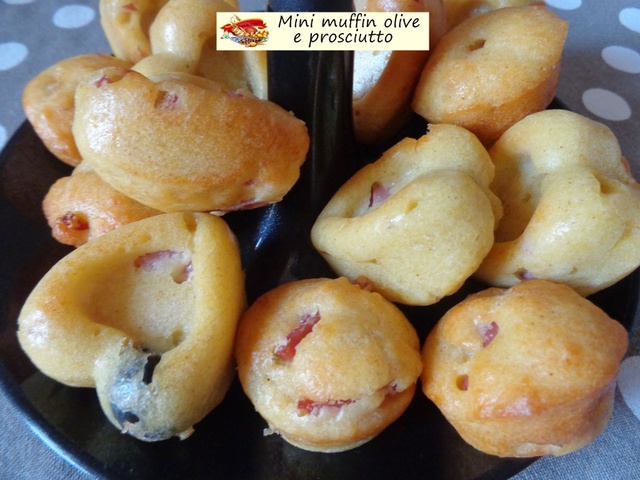 Mini muffin olive e prosciutto. Morbida croccantezza.