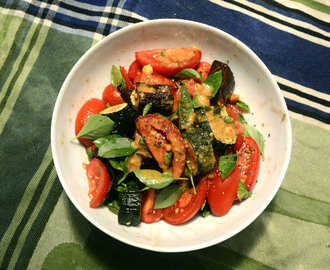 Tomaten Zucchini Salat mit Basilikum und Macadamia Mus