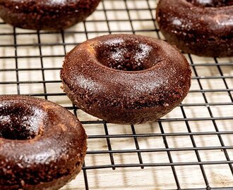 Pieczone podwójnie czekoladowe pączki oponki donuts
