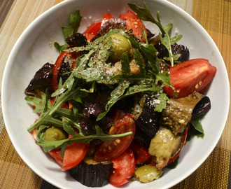 Auberginen Tomaten Salat mit Rucola und Oliven