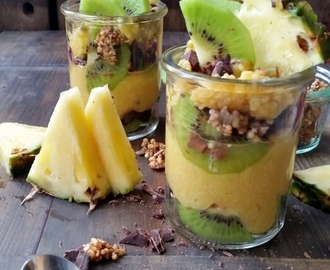 Früchte im Glas mit Hirse- Ananascreme