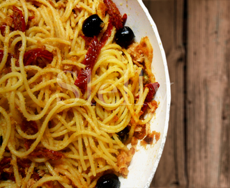 AGLIO, OLIO & CO - Chitarrine "sabbiose" aglio, olio e peperoncino con tonno, olive, capperi e pomodori secchi
