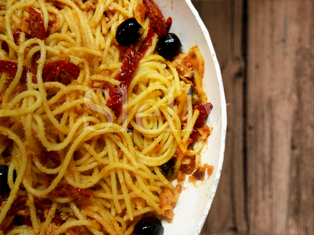 AGLIO, OLIO & CO - Chitarrine "sabbiose" aglio, olio e peperoncino con tonno, olive, capperi e pomodori secchi