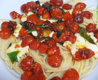 Spaghetti con pomodoro, basilico e scamorza/Espaguetis amb tomaca, scamorza i alfàbega/Espaguetis con tomate, scamorza y albahaca