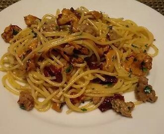 Spaghetti funghi salsiccia e pomodori secchi