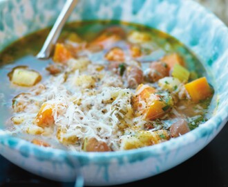 Soppa med grönsaker, borlottibönor och parmesan