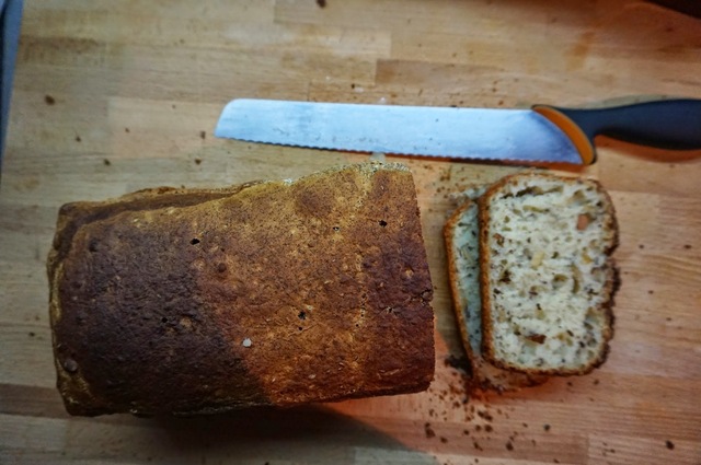 Domowy chleb z ziarnami