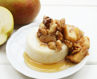 Selbst gemachter Vanille-Grießpudding mit Sahne-Zimt-Äpfeln, Walnussstückchen und Ahornsirup