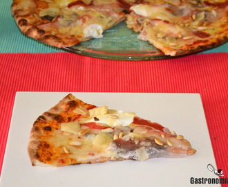Pizza con setas, queso fresco, jamón ibérico y trufa