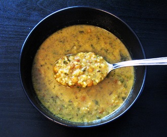 Zupa curry z zieloną soczewicą i szpinakiem