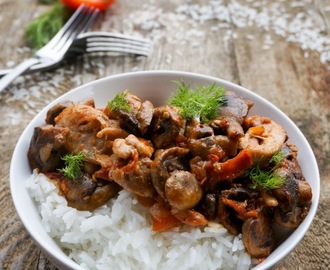Chicken with Mushrooms in Tomato Sauce