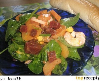 Lehký bramborový salát s červenou řepou a špenátem