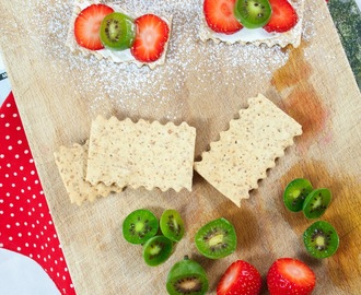 Cracker integrali di pane azzimo con ricotta, fragole e Nergi