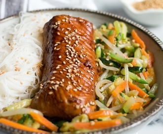 Łosoś teriyaki z makaronem ryżowym i warzywami z woka