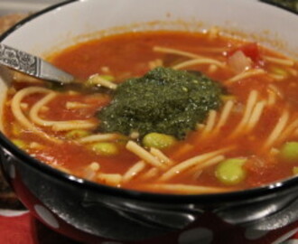 Vegetarisk bondsoppa med gröna bönor och pasta serveras med pesto.