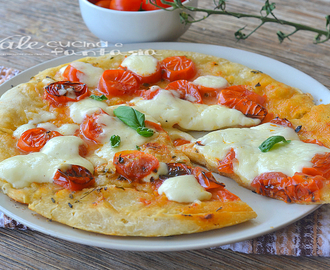 Pizza veloce in padella con pomodorini e mozzarella