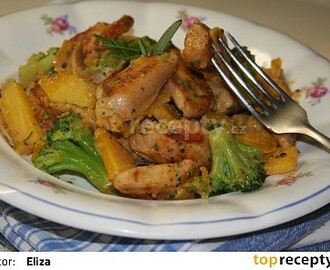 Medové kuřecí kousky s brokolicí a žlutou mrkví