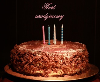 Tort urodzinowy - czekoladowy z kremem z bitej śmietany i mascarpone