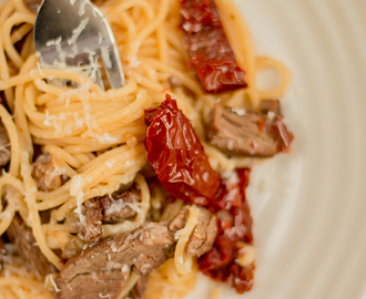 Spaghetti. Wołowina i suszone pomidory. Szybki lunch