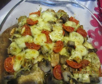 Filet z kurczaka zapiekany z pieczarkami i mozzarellą.