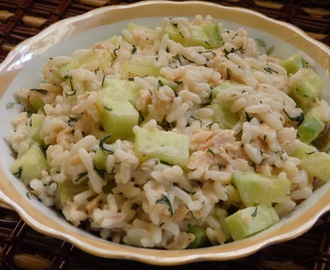 Sałatka z ryżem i łososiem w sosie koperkowym