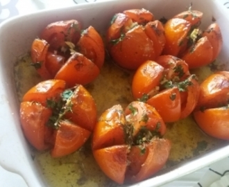 Gegrilde tomaten met knoflook peterselie en rozemarijn zo lekker