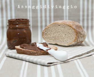 Pane di segale e crema spalmabile di cioccolato alle nocciole homemade