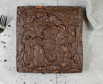 Schokoladiger Schokoladen-Brownie mit Schokolade