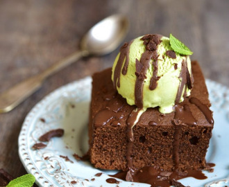 Ciasto czekoladowe z lodami pistacjowymi