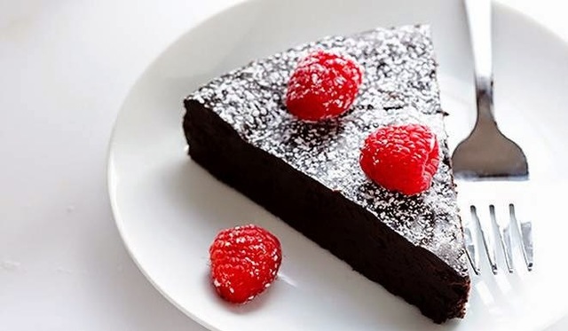 SAVRŠEN RECEPT: Čokoladni kolač od samo tri sastojka, bez brašna
