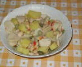 Ricetta: insalata di surimi con patate, fagiolini, sedano e cetriolini