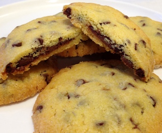 Cookies con gocce di cioccolato e cuor di Nutella