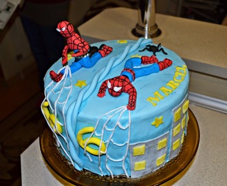 Tort Spiderman z masą kakaowo - truskawkową.