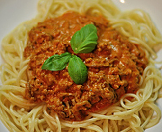Špagety s rajčatovo-smetanovým sosíkem