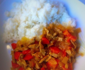 Vepřové nudličky s cibulí, mrkví a rýží