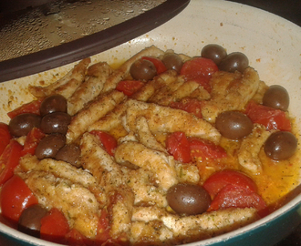 Pollo al parmigiano con pomodorini e olive