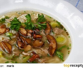 Polévka z vepřových kostí s rýží a houbami