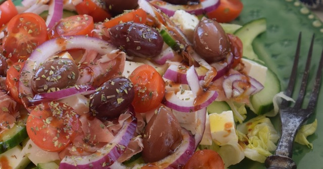 Grekisk sallad med fetaost, mozzarella och parmaskinka