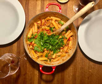 Krämig pasta med soltorkade tomater, rosmarin, champinjoner och fetaost