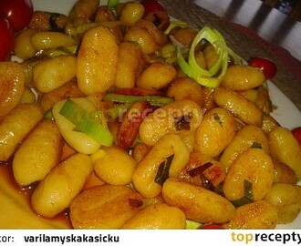 Restované gnocchi  s pórkem a pikantní omáčkou