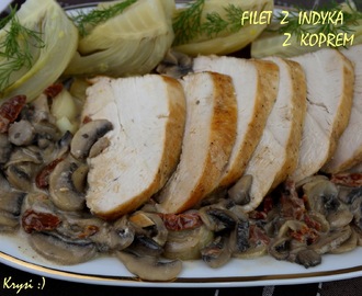 Filet z indyka z koprem włoskim, podany z pieczarkami i sosem z suszonych pomidorów