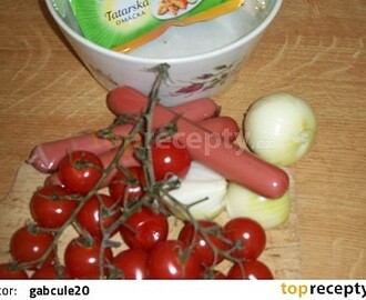 Salát s rajčaty, cibulí a párky