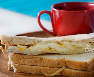 Simple Breakfast Sandwich (Caramelize onion, scramble egg and mozarella)